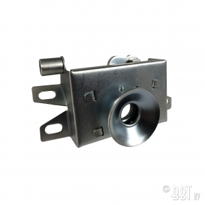 Catch plate on apron, engine lid